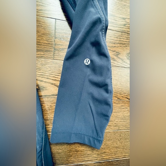 Size 8 Lululemon Navy. Luxtreme - Picture 5 of 8